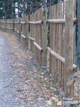 Drevený plot z guľatiny na zemných skrutkách-1