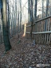 Drevený plot z guľatiny na zemných skrutkách-4