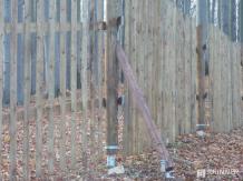 Drevený plot z guľatiny na zemných skrutkách-10